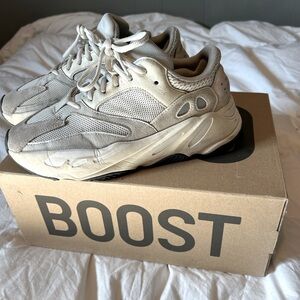 Yeezy 700 analog